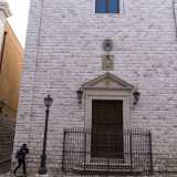 Camminiamo per circa 200 metri prima di trovare sulla destra l'omonima concattedrale: � una costruzione del 1570 in pietra che fa della semplicit� il suo tratto distintivo, con un portone preceduto da due scalini e circondato da un'alta cancellata